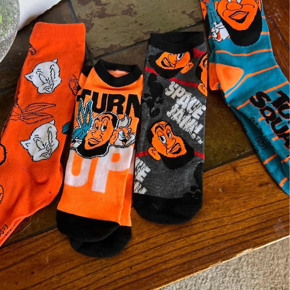 LeBron James 7 pair looney tune socks